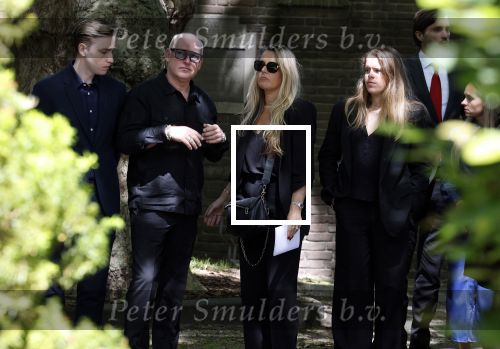 Laren 2 juni 2022
Begrafenis / dienst van Willibrord Frequin in de Sint Jansbasiliek in Laren . Rene v d Gijp kwam met zijn vrouw zoon en stiefdochter
