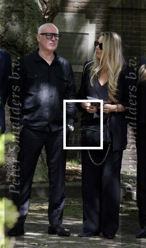 Laren 2 juni 2022
Begrafenis / dienst van Willibrord Frequin in de Sint Jansbasiliek in Laren . Rene v d Gijp kwam met zijn vrouw zoon en stiefdochter