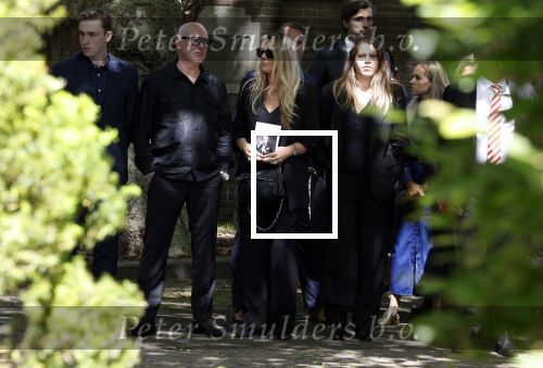 Laren 2 juni 2022
Begrafenis / dienst van Willibrord Frequin in de Sint Jansbasiliek in Laren . Rene v d Gijp kwam met zijn vrouw zoon en stiefdochter