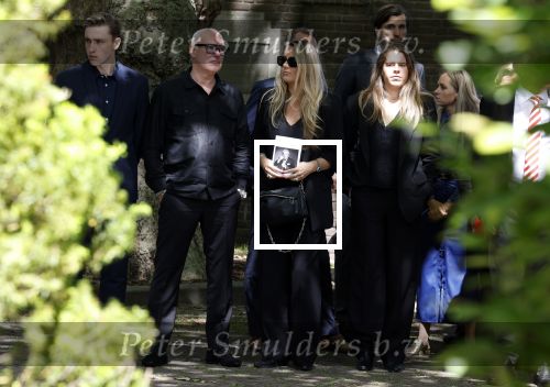 Laren 2 juni 2022
Begrafenis / dienst van Willibrord Frequin in de Sint Jansbasiliek in Laren . Rene v d Gijp kwam met zijn vrouw zoon en stiefdochter