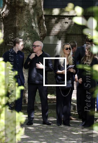 Laren 2 juni 2022
Begrafenis / dienst van Willibrord Frequin in de Sint Jansbasiliek in Laren . Rene v d Gijp kwam met zijn vrouw zoon en stiefdochter