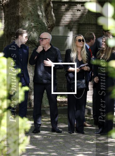 Laren 2 juni 2022
Begrafenis / dienst van Willibrord Frequin in de Sint Jansbasiliek in Laren . Rene v d Gijp kwam met zijn vrouw zoon en stiefdochter