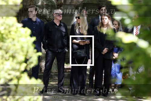 Laren 2 juni 2022
Begrafenis / dienst van Willibrord Frequin in de Sint Jansbasiliek in Laren . Rene v d Gijp kwam met zijn vrouw zoon en stiefdochter