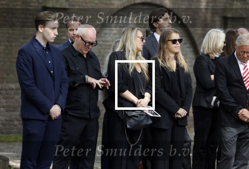 Laren 2 juni 2022
Begrafenis / dienst van Willibrord Frequin in de Sint Jansbasiliek in Laren . Rene v d Gijp kwam met zijn vrouw zoon en stiefdochter