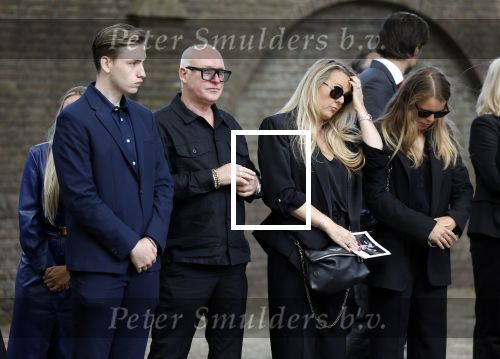 Laren 2 juni 2022
Begrafenis / dienst van Willibrord Frequin in de Sint Jansbasiliek in Laren . Rene v d Gijp kwam met zijn vrouw zoon en stiefdochter