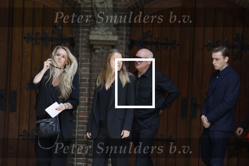 Laren 2 juni 2022
Begrafenis / dienst van Willibrord Frequin in de Sint Jansbasiliek in Laren . Rene v d Gijp kwam met zijn vrouw zoon en stiefdochter