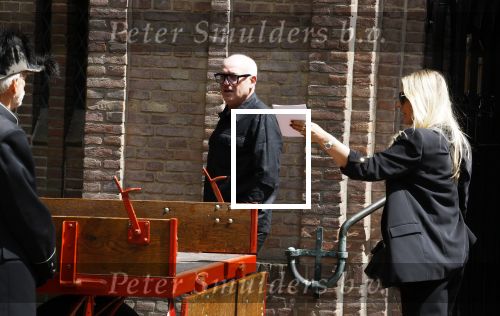 Laren 2 juni 2022
Begrafenis / dienst van Willibrord Frequin in de Sint Jansbasiliek in Laren . Rene v d Gijp kwam met zijn vrouw zoon en stiefdochter