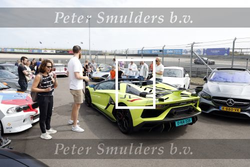 Zandvoort 18 mei 2022
Frans Duijts en andere manne rijden met hun mooie auto voor stichting zorgeloos kind op circuitpark Zandvoort.  Sasan Azimi in zijn groene Lamborghini cabrio.