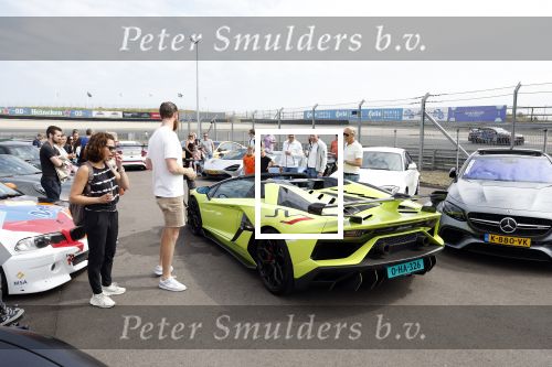 Zandvoort 18 mei 2022
Frans Duijts en andere manne rijden met hun mooie auto voor stichting zorgeloos kind op circuitpark Zandvoort.  Sasan Azimi in zijn groene Lamborghini cabrio.