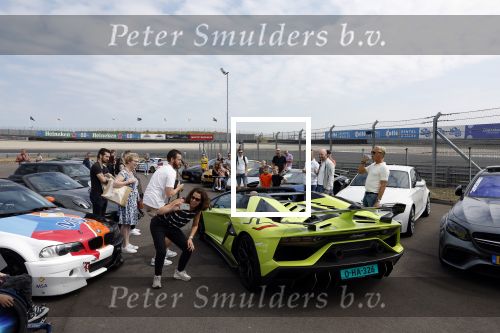 Zandvoort 18 mei 2022
Frans Duijts en andere manne rijden met hun mooie auto voor stichting zorgeloos kind op circuitpark Zandvoort.  Sasan Azimi in zijn groene Lamborghini cabrio.