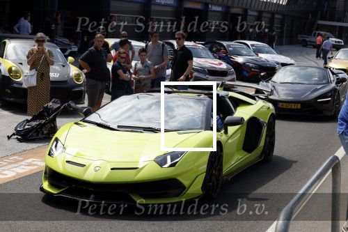 Zandvoort 18 mei 2022
Frans Duijts en andere manne rijden met hun mooie auto voor stichting zorgeloos kind op circuitpark Zandvoort.  Sasan Azimi in zijn groene Lamborghini cabrio.