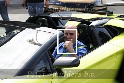Zandvoort 18 mei 2022
Frans Duijts en andere manne rijden met hun mooie auto voor stichting zorgeloos kind op circuitpark Zandvoort.  Sasan Azimi in zijn groene Lamborghini cabrio.
