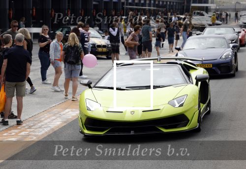 Zandvoort 18 mei 2022
Frans Duijts en andere manne rijden met hun mooie auto voor stichting zorgeloos kind op circuitpark Zandvoort.  Sasan Azimi in zijn groene Lamborghini cabrio.