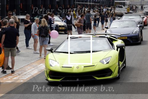 Zandvoort 18 mei 2022
Frans Duijts en andere manne rijden met hun mooie auto voor stichting zorgeloos kind op circuitpark Zandvoort.  Sasan Azimi in zijn groene Lamborghini cabrio.