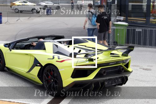 Zandvoort 18 mei 2022
Frans Duijts en andere manne rijden met hun mooie auto voor stichting zorgeloos kind op circuitpark Zandvoort.  Sasan Azimi in zijn groene Lamborghini cabrio.