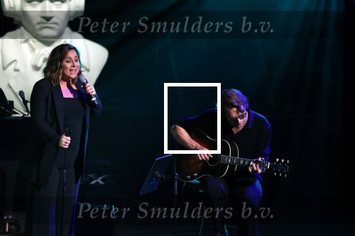 Bussum 16 mei 2022
Uitreiking Buma awrds in spant bussum.
Trijntje Oosterhuis en de zoon van Henny Vrienten Xander Vrienten