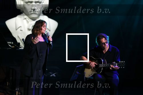 Bussum 16 mei 2022
Uitreiking Buma awrds in spant bussum.
Trijntje Oosterhuis en de zoon van Henny Vrienten Xander Vrienten