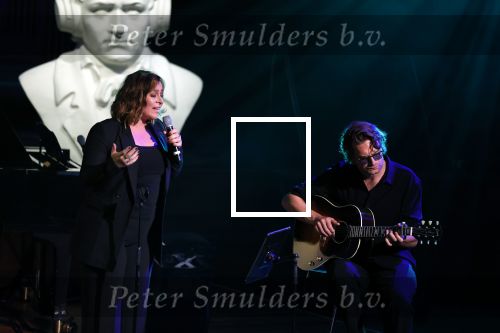 Bussum 16 mei 2022
Uitreiking Buma awrds in spant bussum.
Trijntje Oosterhuis en de zoon van Henny Vrienten Xander Vrienten