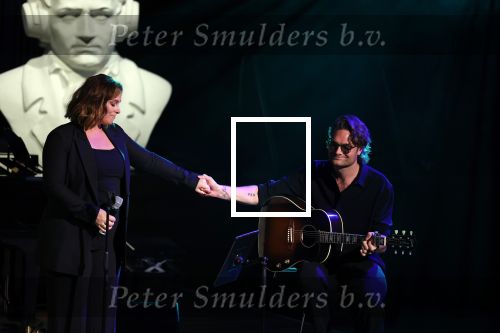 Bussum 16 mei 2022
Uitreiking Buma awrds in spant bussum.
Trijntje Oosterhuis en de zoon van Henny Vrienten Xander Vrienten