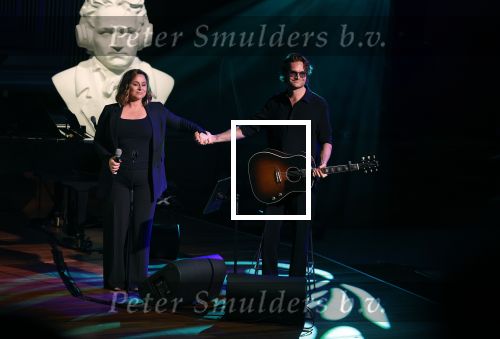 Bussum 16 mei 2022
Uitreiking Buma awrds in spant bussum.
Trijntje Oosterhuis en de zoon van Henny Vrienten Xander Vrienten