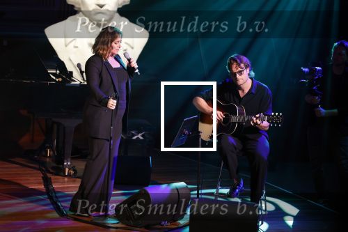 Bussum 16 mei 2022
Uitreiking Buma awrds in spant bussum.
Trijntje Oosterhuis en de zoon van Henny Vrienten Xander Vrienten