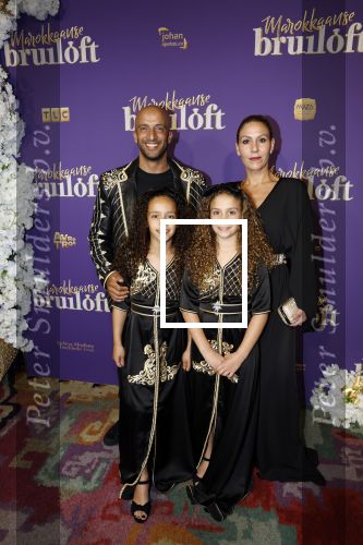 Amsterdam 30 mei 2022
Premiere Marokkaanse bruiloft in Tuschinski met oa als castleden Samouya Ahouaoui Walid Benmbarek Pip Pellens Liza Sips en Nabil Aouled Ayad in tuschinski. Walid met vrouw Mouna Laroussi