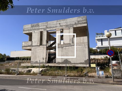 Ibiza, 22 mei 2022
Het woonhuis wat Wesley Sneijder aan het bouwen was en niet is afgebouwd stond al enkele jaren te koop.
Onlangs is dit pand verkocht