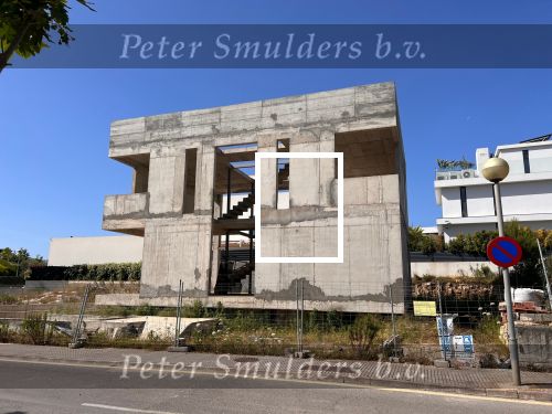 Ibiza, 22 mei 2022
Het woonhuis wat Wesley Sneijder aan het bouwen was en niet is afgebouwd stond al enkele jaren te koop.
Onlangs is dit pand verkocht