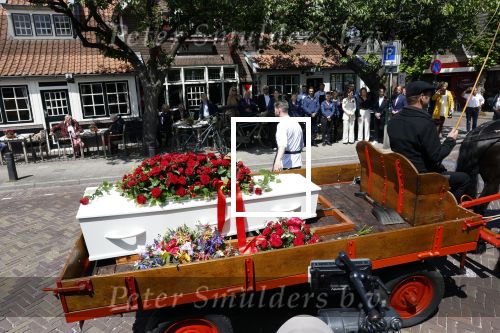 Laren 2 juni 2022
Begrafenis / dienst van Willibrord Frequin in de Sint Jansbasiliek in Laren . Ze reden nog eenmaal voorbij Moeke Spijstra