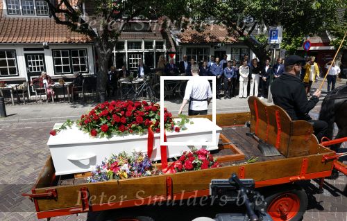 Laren 2 juni 2022
Begrafenis / dienst van Willibrord Frequin in de Sint Jansbasiliek in Laren . Ze reden nog eenmaal voorbij Moeke Spijstra