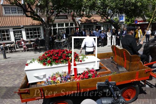Laren 2 juni 2022
Begrafenis / dienst van Willibrord Frequin in de Sint Jansbasiliek in Laren . Ze reden nog eenmaal voorbij Moeke Spijstra