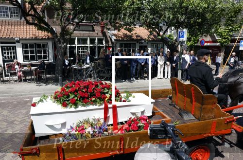 Laren 2 juni 2022
Begrafenis / dienst van Willibrord Frequin in de Sint Jansbasiliek in Laren . Ze reden nog eenmaal voorbij Moeke Spijstra