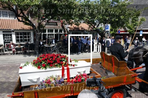 Laren 2 juni 2022
Begrafenis / dienst van Willibrord Frequin in de Sint Jansbasiliek in Laren . Ze reden nog eenmaal voorbij Moeke Spijstra