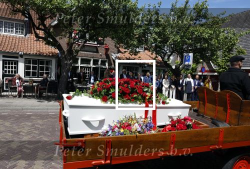 Laren 2 juni 2022
Begrafenis / dienst van Willibrord Frequin in de Sint Jansbasiliek in Laren . Ze reden nog eenmaal voorbij Moeke Spijstra