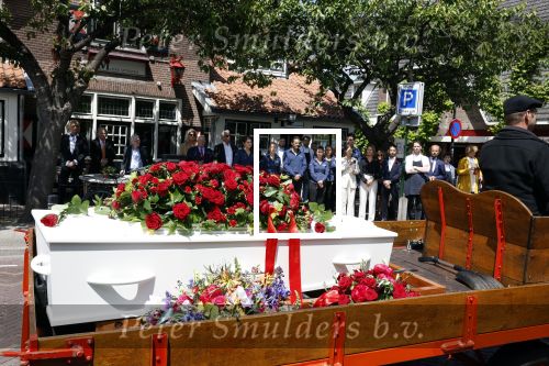 Laren 2 juni 2022
Begrafenis / dienst van Willibrord Frequin in de Sint Jansbasiliek in Laren . Ze reden nog eenmaal voorbij Moeke Spijstra