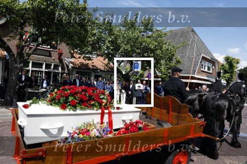 Laren 2 juni 2022
Begrafenis / dienst van Willibrord Frequin in de Sint Jansbasiliek in Laren . Ze reden nog eenmaal voorbij Moeke Spijstra
