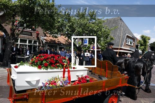 Laren 2 juni 2022
Begrafenis / dienst van Willibrord Frequin in de Sint Jansbasiliek in Laren . Ze reden nog eenmaal voorbij Moeke Spijstra