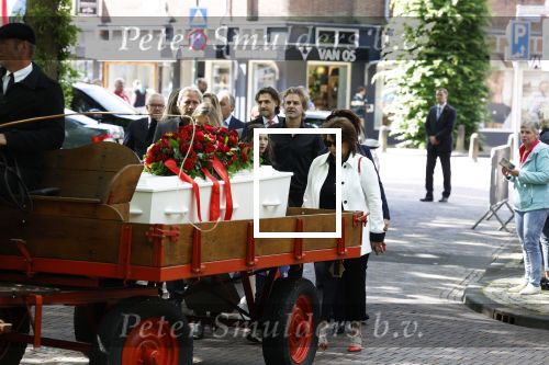 Laren 2 juni 2022
Begrafenis / dienst van Willibrord Frequin in de Sint Jansbasiliek in Laren . Gesina Rebecca Barbara Louis en  Merel Frequin waren met aanhang aanwezig