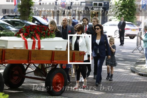 Laren 2 juni 2022
Begrafenis / dienst van Willibrord Frequin in de Sint Jansbasiliek in Laren . Gesina Rebecca Barbara Louis en  Merel Frequin waren met aanhang aanwezig