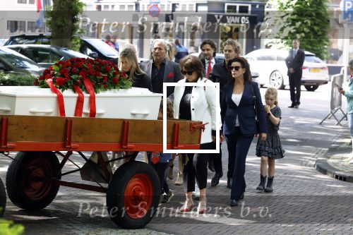 Laren 2 juni 2022
Begrafenis / dienst van Willibrord Frequin in de Sint Jansbasiliek in Laren . Gesina Rebecca Barbara Louis en  Merel Frequin waren met aanhang aanwezig