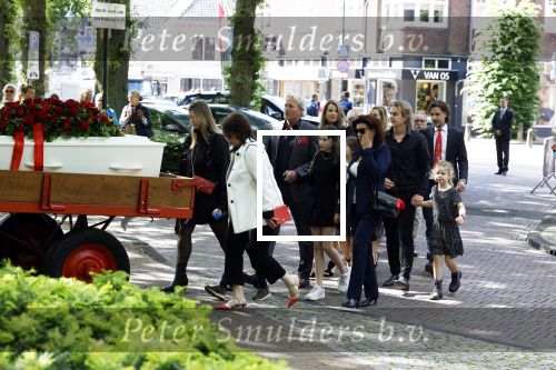 Laren 2 juni 2022
Begrafenis / dienst van Willibrord Frequin in de Sint Jansbasiliek in Laren . Gesina Rebecca Barbara Louis en  Merel Frequin waren met aanhang aanwezig