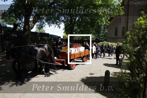 Laren 2 juni 2022
Begrafenis / dienst van Willibrord Frequin in de Sint Jansbasiliek in Laren . Gesina Rebecca Barbara Louis en  Merel Frequin waren met aanhang aanwezig