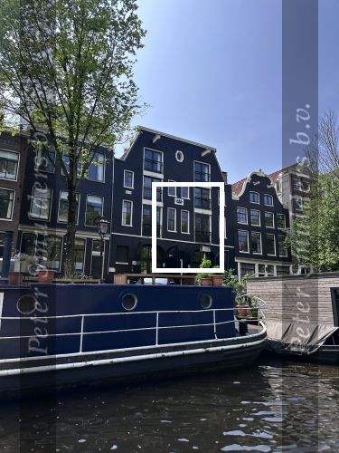 Amsterdam 21 mei 2023
Amsterdam vanaf de boot gezien.
In dit pand wonen Thomas Acda en Alain Clark.