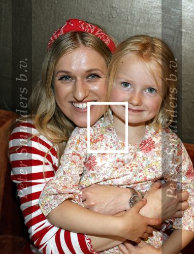 Noordwijk 17 mei 2023
Opening pension Code Rose van Martien Meiland en Erica Meiland . Ook Montana Maxime en Leroy Molkenboer zijn aanwezig Dochter Claire doet de openingshandeling.
Britt Dekker en Claire Meiland