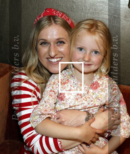 Noordwijk 17 mei 2023
Opening pension Code Rose van Martien Meiland en Erica Meiland . Ook Montana Maxime en Leroy Molkenboer zijn aanwezig Dochter Claire doet de openingshandeling.
Britt Dekker en Claire Meiland