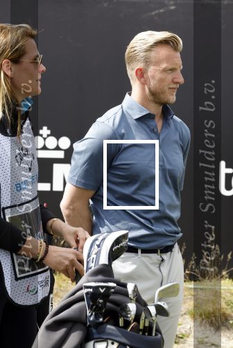 Cromvoirt 25 mei 2023
Dirk Kuyt deed vandaag mee met BEAT THE PRO op de KLM Open op golfbaan Bernardus. Ook zijn vriendin Kate Ruinemans was erbij.