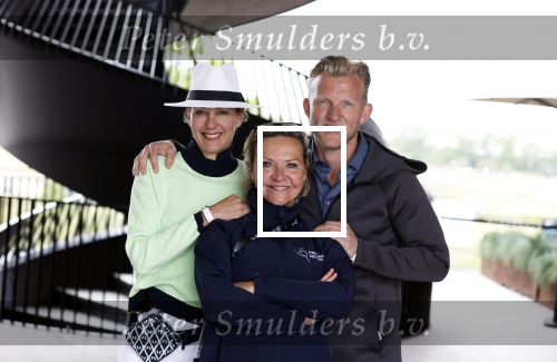 Cromvoirt 25 mei 2023
Dirk Kuyt deed vandaag mee met BEAT THE PRO op de KLM Open op golfbaan Bernardus. Ook zijn vriendin Kate Ruinemans was erbij. Mariska v Kolck en Marianne Timmer