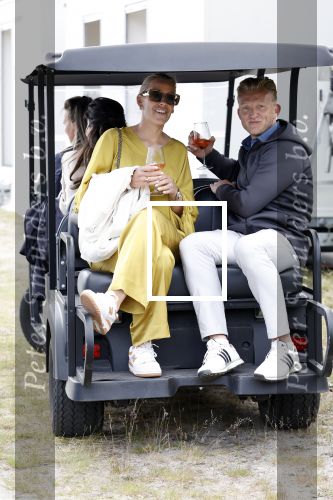 Cromvoirt 25 mei 2023
Dirk Kuyt deed vandaag mee met BEAT THE PRO op de KLM Open op golfbaan Bernardus. Ook zijn vriendin Kate Ruinemans was erbij.