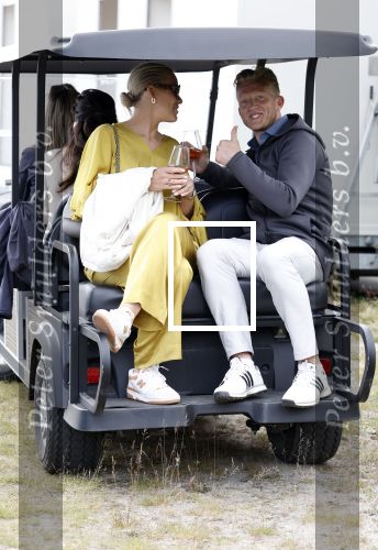 Cromvoirt 25 mei 2023
Dirk Kuyt deed vandaag mee met BEAT THE PRO op de KLM Open op golfbaan Bernardus. Ook zijn vriendin Kate Ruinemans was erbij.