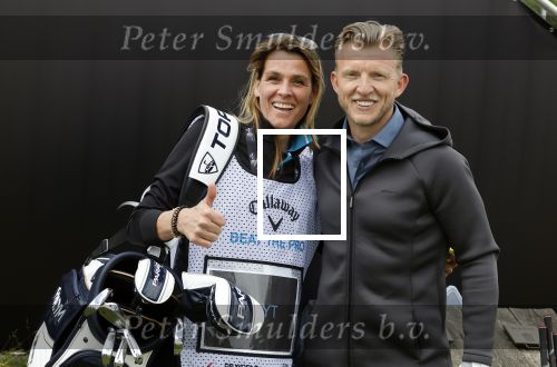 Cromvoirt 25 mei 2023
Dirk Kuyt deed vandaag mee met BEAT THE PRO op de KLM Open op golfbaan Bernardus. Ook zijn vriendin Kate Ruinemans was erbij. Dirk met zijn caddy